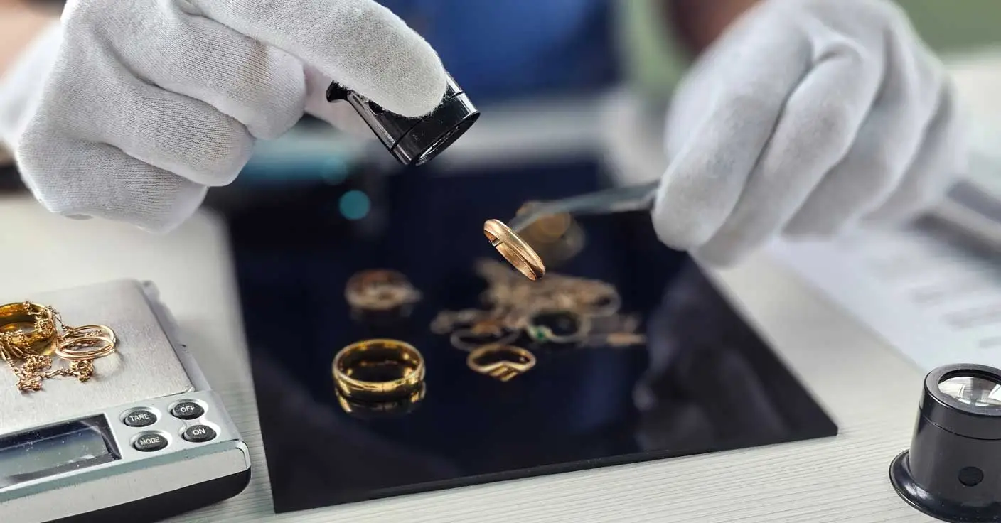 Juwelier prüft Altgold