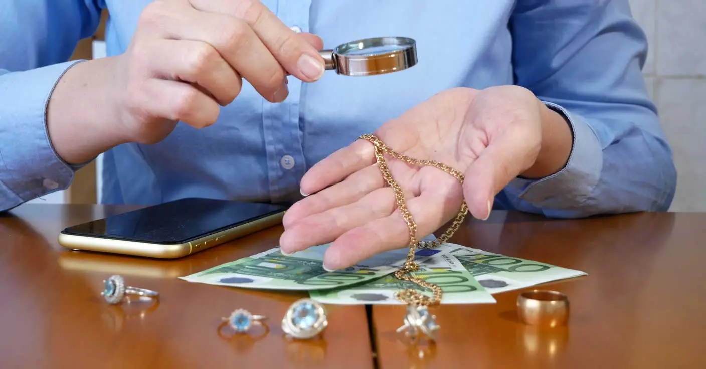 Juwelier pr&uuml;ft Schmuck