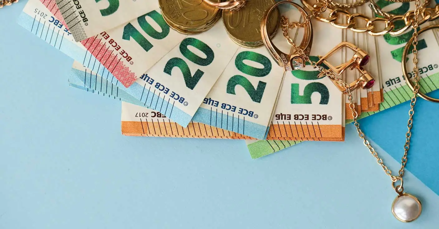 Altgold und Geldscheine