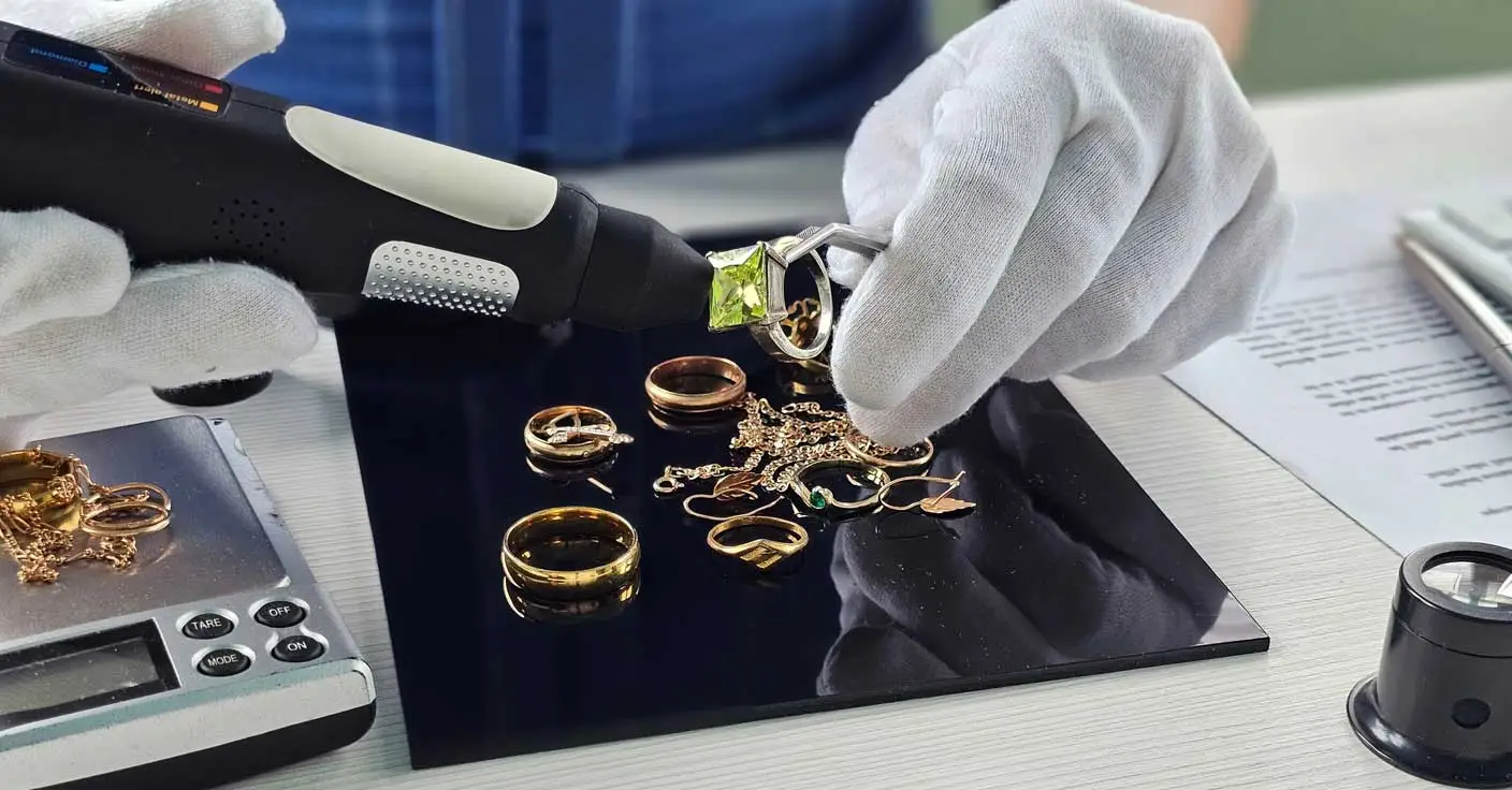 Juwelier pr&uuml;ft Altgold mit Brillanten