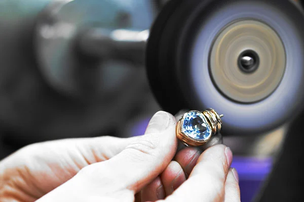 Schmuckpflege & Reparatur: Bewahren Sie die Schönheit Ihrer Schätze bei Tozman & Lenz Schmuckpflege & Reparatur: Bewahren Sie die Schönheit Ihrer Schätze bei Tozman & Lenz