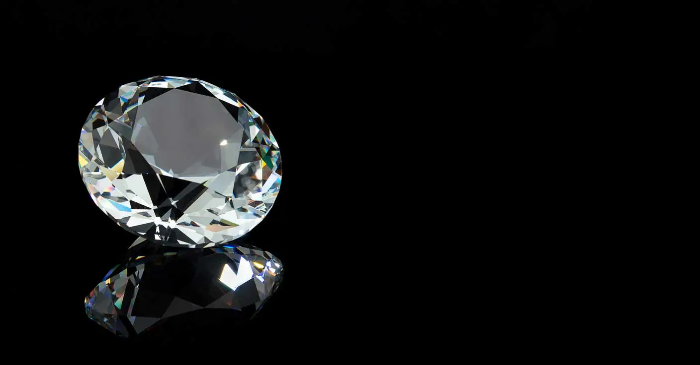 Ein Brillant auf schwarzem Hintergrund