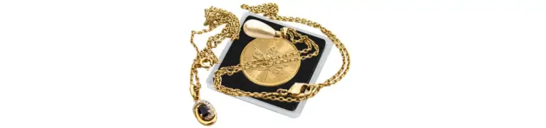 Goldmünze und Goldschmuck