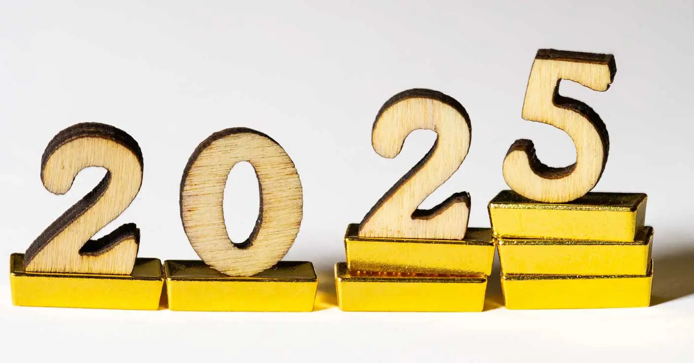 Die Zahl 2025 auf Goldbarren