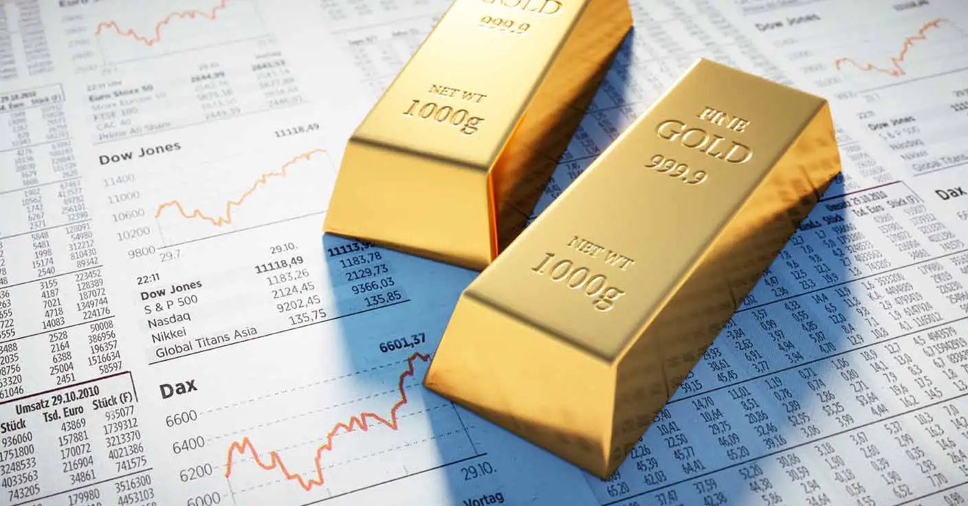 Goldbarren auf einer Wirtschaftszeitung