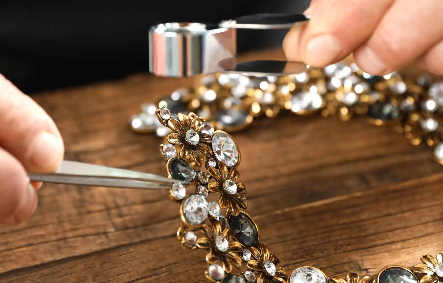 Mehr als nur Schmuck: Pflege, Reparatur und neue Geschichten für alte Schätze Mehr als nur Schmuck: Pflege, Reparatur und neue Geschichten für alte Schätze