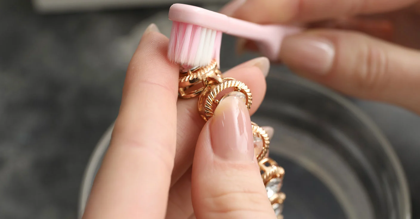 Schmuckreinigung mit einer Zahnb&uuml;rste
