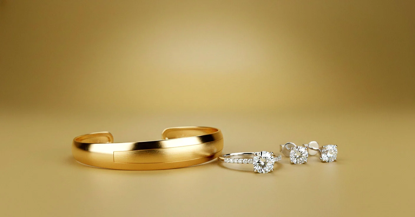 Armreif aus Gold und Schmuckset aus Weißgold